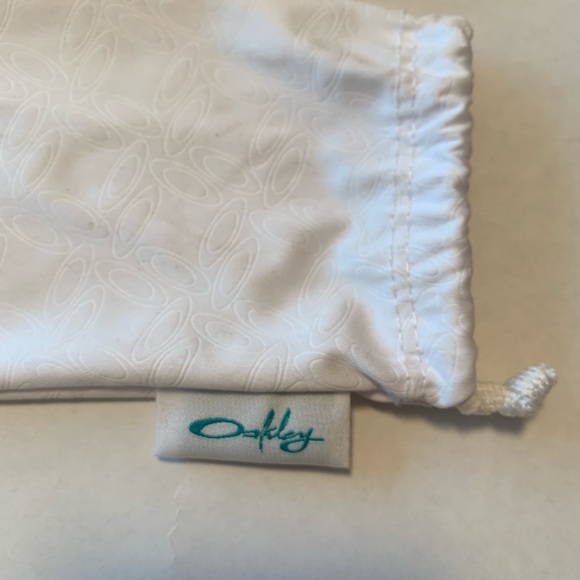 NWOT Oakley Sunglasses with Bag and Case 🕶 - Picture 4 of 7